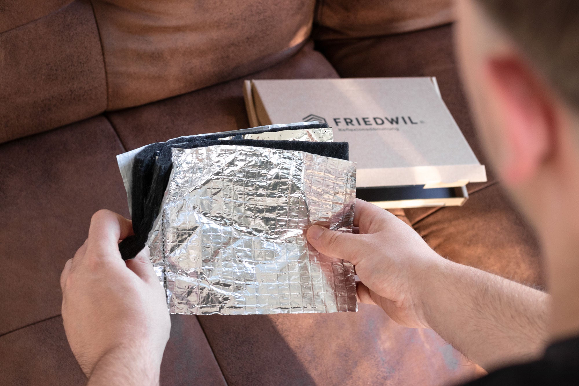 Mann schaut sich das Muster von FRIEDWIL FX5 n