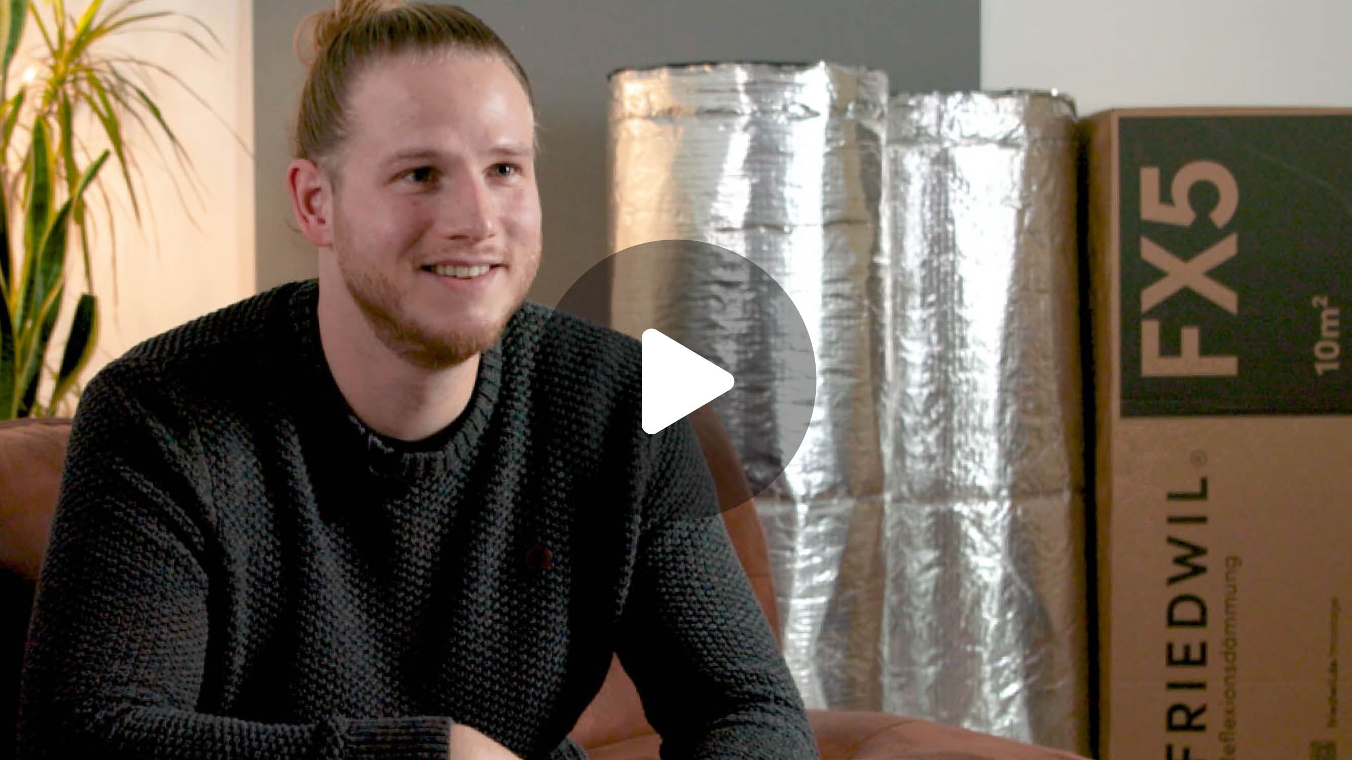 Video laden: In diesem Interview erfährst du, was FRIEDWIL antreibt und welche Visionen hinter der Marke stecken. Max, einer der Köpfe hinter FRIEDWIL, erzählt die ehrliche Geschichte, warum energetische Sanierung für jeden möglich sein sollte und wie FRIEDWIL FX5 als Lösung entstanden ist.